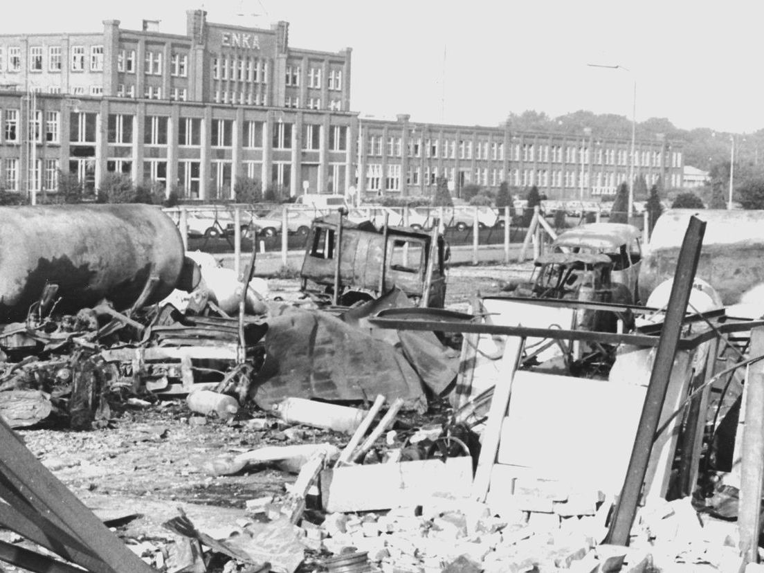 Het terrein van Negam-Gas na de explosie met op de achtergrond de Enka-fabriek.