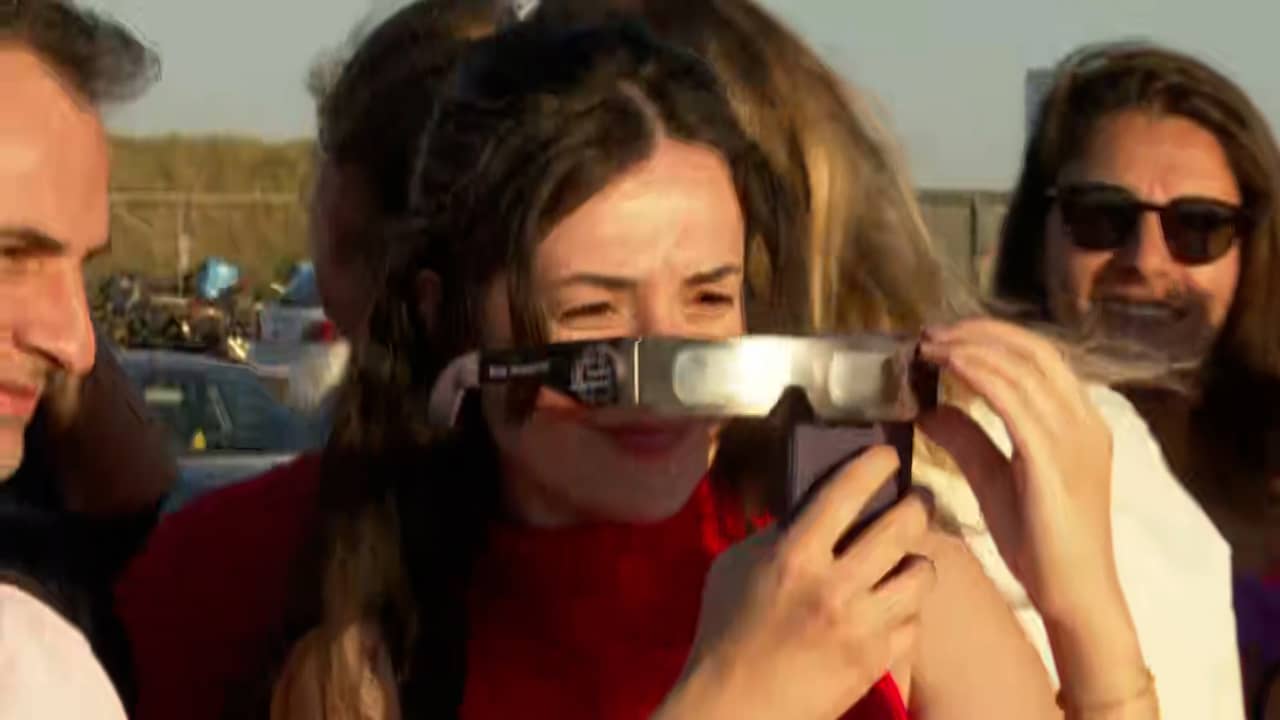 Honderden mensen kijken naar eclipse in Bloemendaal: 'Once in a lifetime'